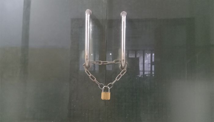 তালাবদ্ধ অবস্থায় পড়ে আছে আইসিইউর কক্ষটি। ছবি: জামালপুর প্রতিনিধি